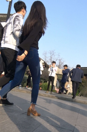 街拍极品身材紧身蓝牛黑T恤好身材女神