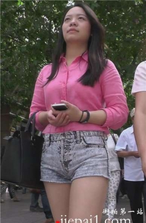 街拍粉色衬衫牛仔短裤三角区饱满的漂亮MM [523 MB]