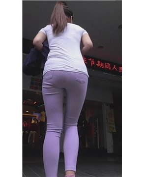 街拍身材娇小的紫色紧身裤马尾辫美女 [489 MB]