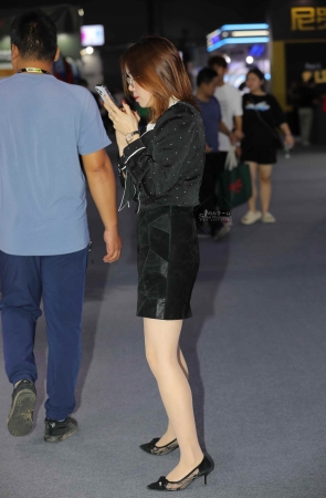 【街拍心灵】展商经理肉丝街拍高跟