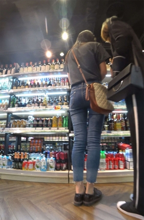 灰T恤紧身蓝牛长腿街拍美女姐姐