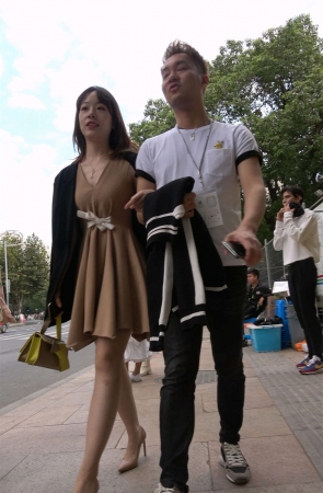 时尚的连衣裙美女