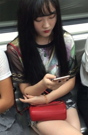 地铁上的拖鞋美脚女足