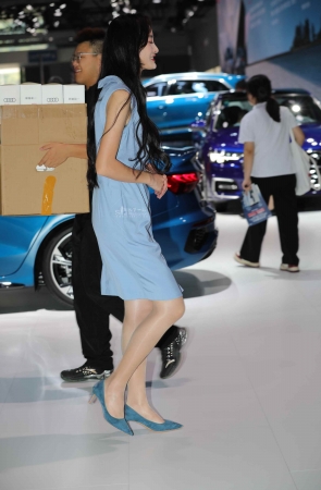 【街拍心灵】奥迪礼仪肉丝街拍高跟美腿