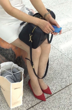 街拍肉丝红高跟MM