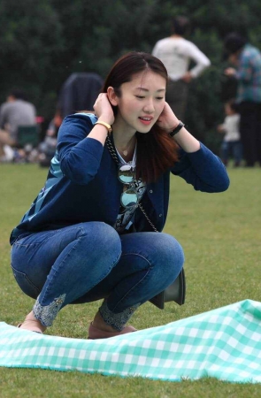 小资的紧身蓝牛美妇