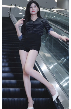 电梯上的黑色热裤美女