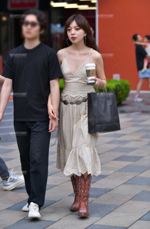 吊带裙养眼美女