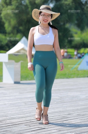 白皙阳光瑜伽美女