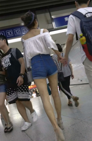 高腰牛仔热裤白衬衫高挑美腿