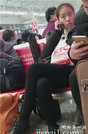 4k-高铁站候车室偶遇低头玩手机的黑丝打底裤美女