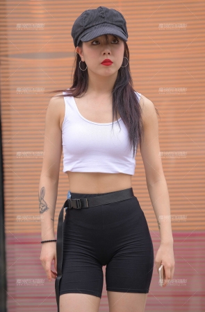 带帽子的酷女孩