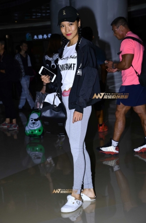 灰色紧身瑜伽裤美女