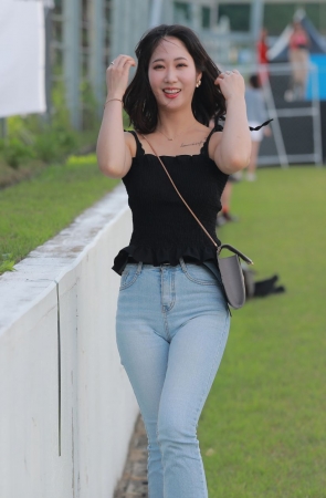 蓝色紧身牛仔裤美女