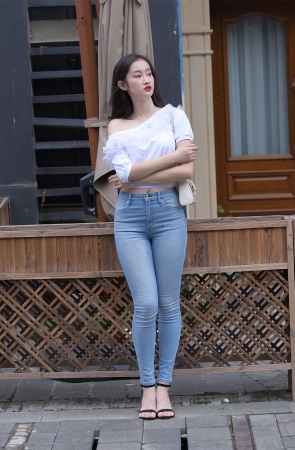 一只麋鹿摄影作品 蓝色紧身牛仔裤美女