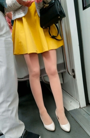 地铁上的靓女姐姐肉丝长腿高跟鞋