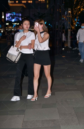 有纹身的包臀裙美腿美女