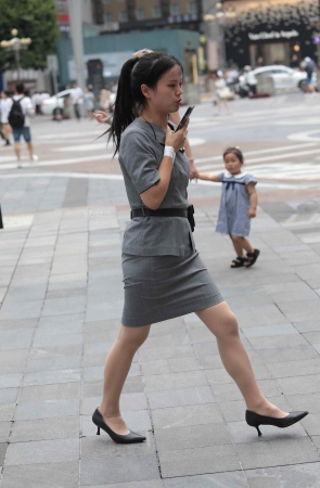 诱惑肉丝高跟街拍OL