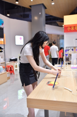 喜欢小米产品的小姐姐很漂亮嘛