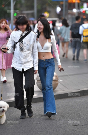 真敢穿，性感大露背，太骨感了