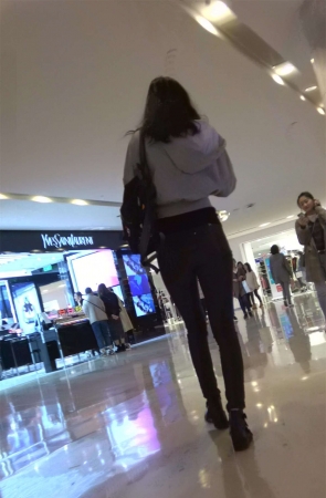 逛商场的紧身牛仔MM