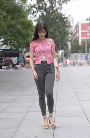 灰色牛仔裤美女