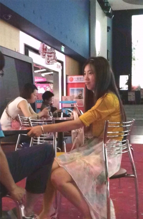 男友偷瞄美女，女友发现大发雷霆