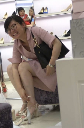 鞋店试鞋子的气质少妇
