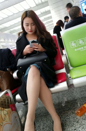 高铁站候车的肉丝极品白腿漂亮美少妇