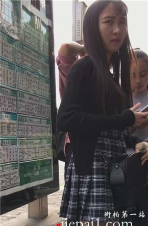 街拍等公交的格子短裙肉丝美腿女孩