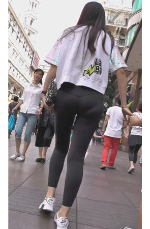 带着孩子的黑色瑜伽裤美女