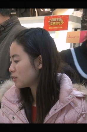 从冬靴中脱出的玉足大都雪白