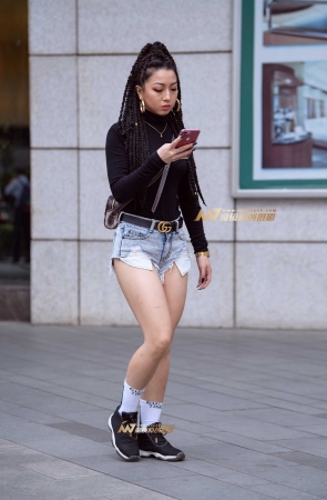 时尚个性热裤美女