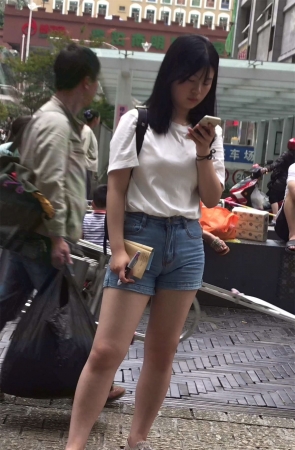 街拍打电话的高腰牛仔热裤肉肉女孩