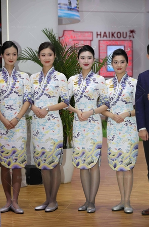 最新空乘展会海航空姐合影灰丝形象身材都顶