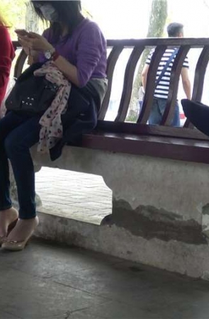 4k-紧身蓝牛米色高跟鞋街拍丝袜美足