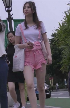 街拍超级粉嫩热裤小清新颜值小姐姐 [859 MB]