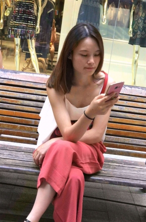 性感吊带衫街拍美女玩自拍