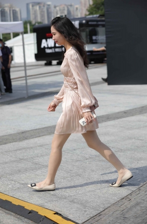 【街拍心灵】时装周街拍肉丝美腿小姐姐