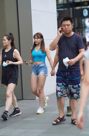 清凉的白色紧身裤短发妹子