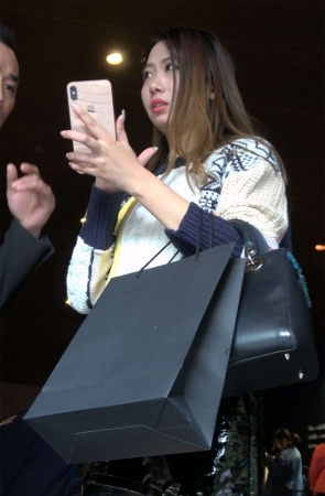 街拍皮裙性感美腿美女