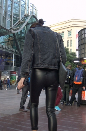 黑色紧身皮裤牛仔外套苗条身材美女