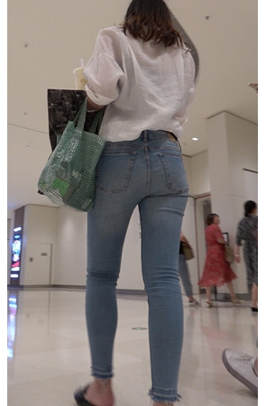 蓝色牛仔裤妹子