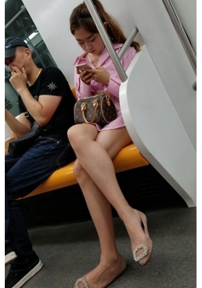 4K – 地铁上令人心动的粉色衬衫女孩 [961 MB/MP4]