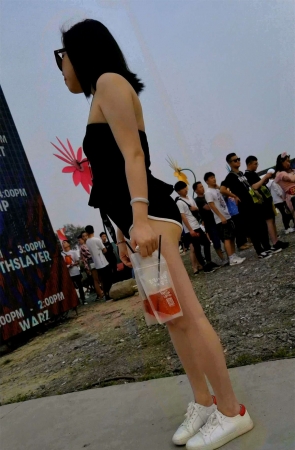 紧身短衣短裤辣妹