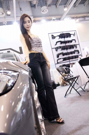 牛仔裤长腿车模