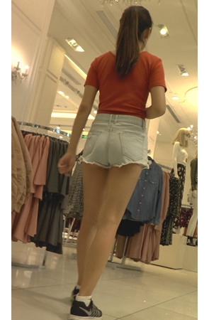 红衣热裤小姐姐