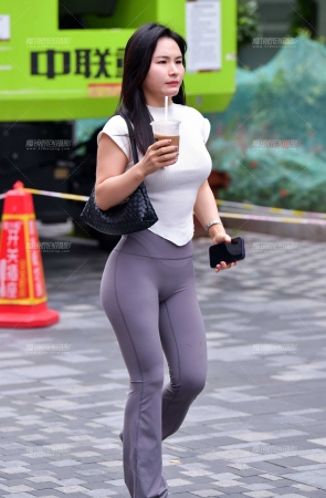 漂亮紧身裤美女