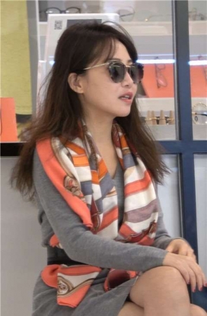 4K – 气质高贵优雅街拍美足高跟美女 [1.82 GB/MP4]