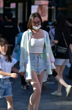 漂亮牛仔热裤美女